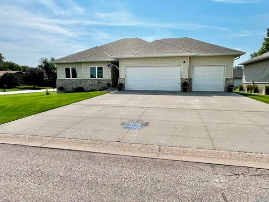 201 LEXINGTON CT, ELK POINT, SD 57025 - Image 0c072fc89cdda19a2dff111d0ee2f953/1101760685
