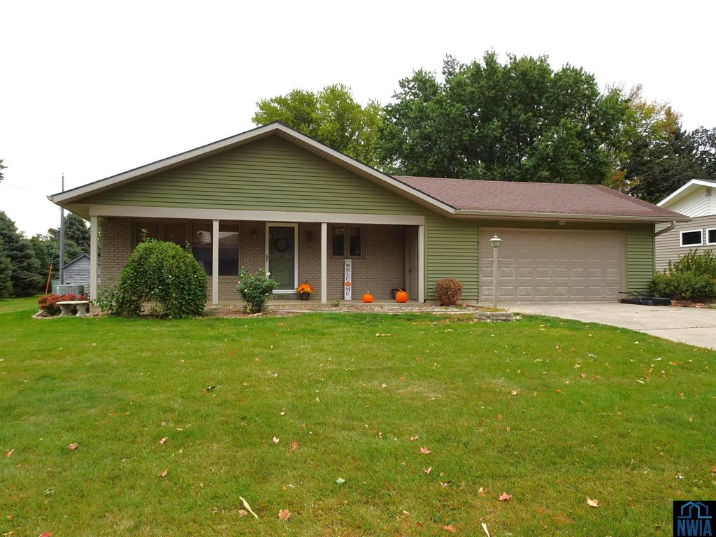 Photo of 1010 Brown Street, Hull, IA 51239 (MLS # 830551)