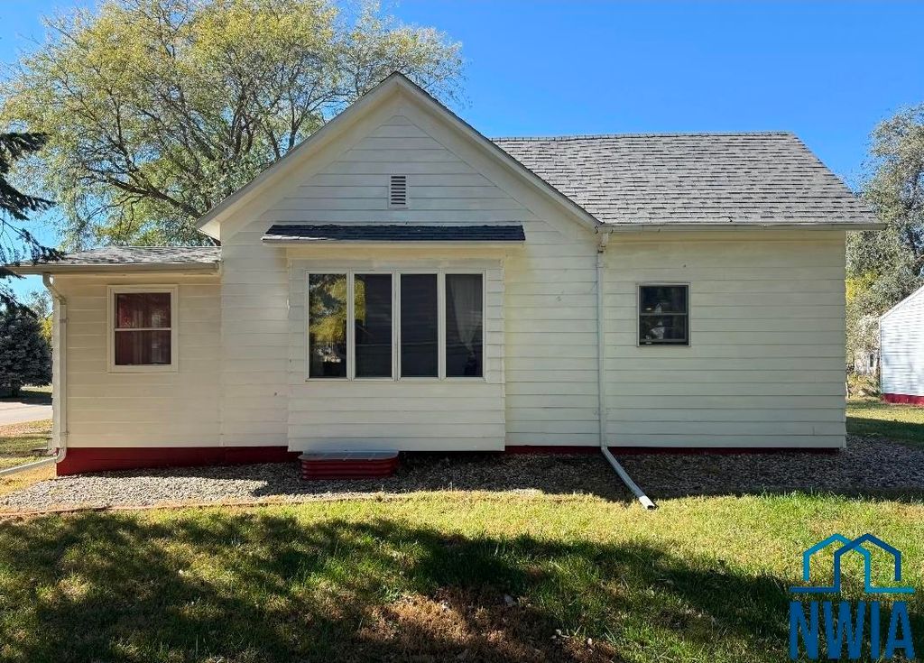 Photo of 615 16th St, Hawarden, IA 51023 (MLS # 830709)