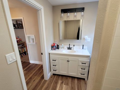 Tiny photo for 715 9th Ave, Sheldon, IA 51201 (MLS # 832144)