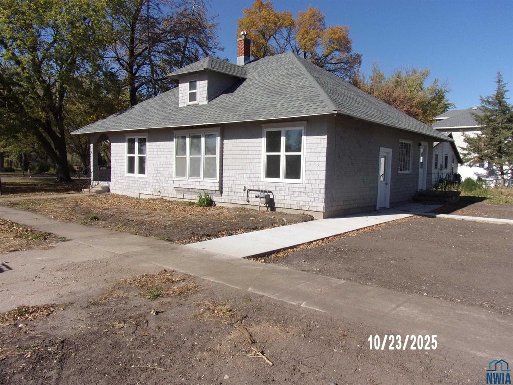 Photo of 1302 Central Ave, Hawarden, IA 51023 (MLS # 830811)