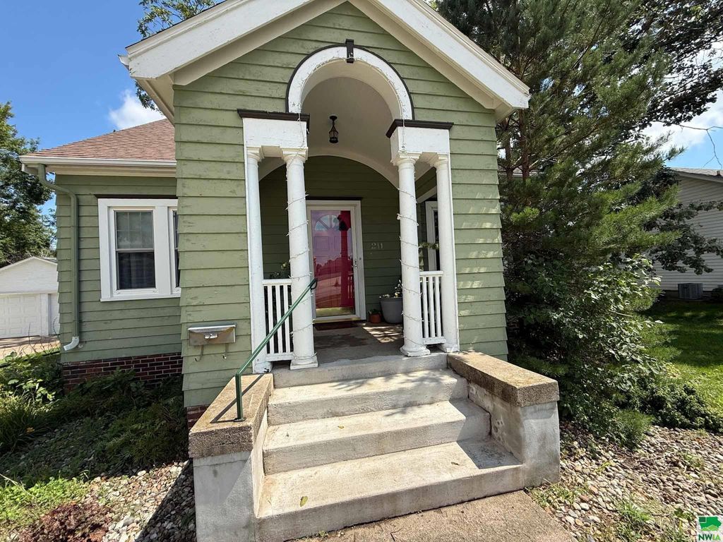 Photo of 211 Albany Ave SE Ave, Orange City, IA 51041 (MLS # 830000)
