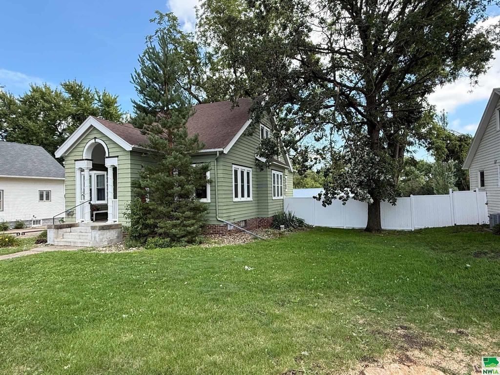 Photo of 211 Albany Ave SE Ave, Orange City, IA 51041 (MLS # 830000)