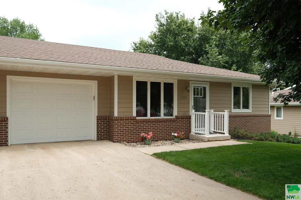 Photo of 1328 1st Ave SE, Sioux Center, IA 51250 (MLS # 829551)
