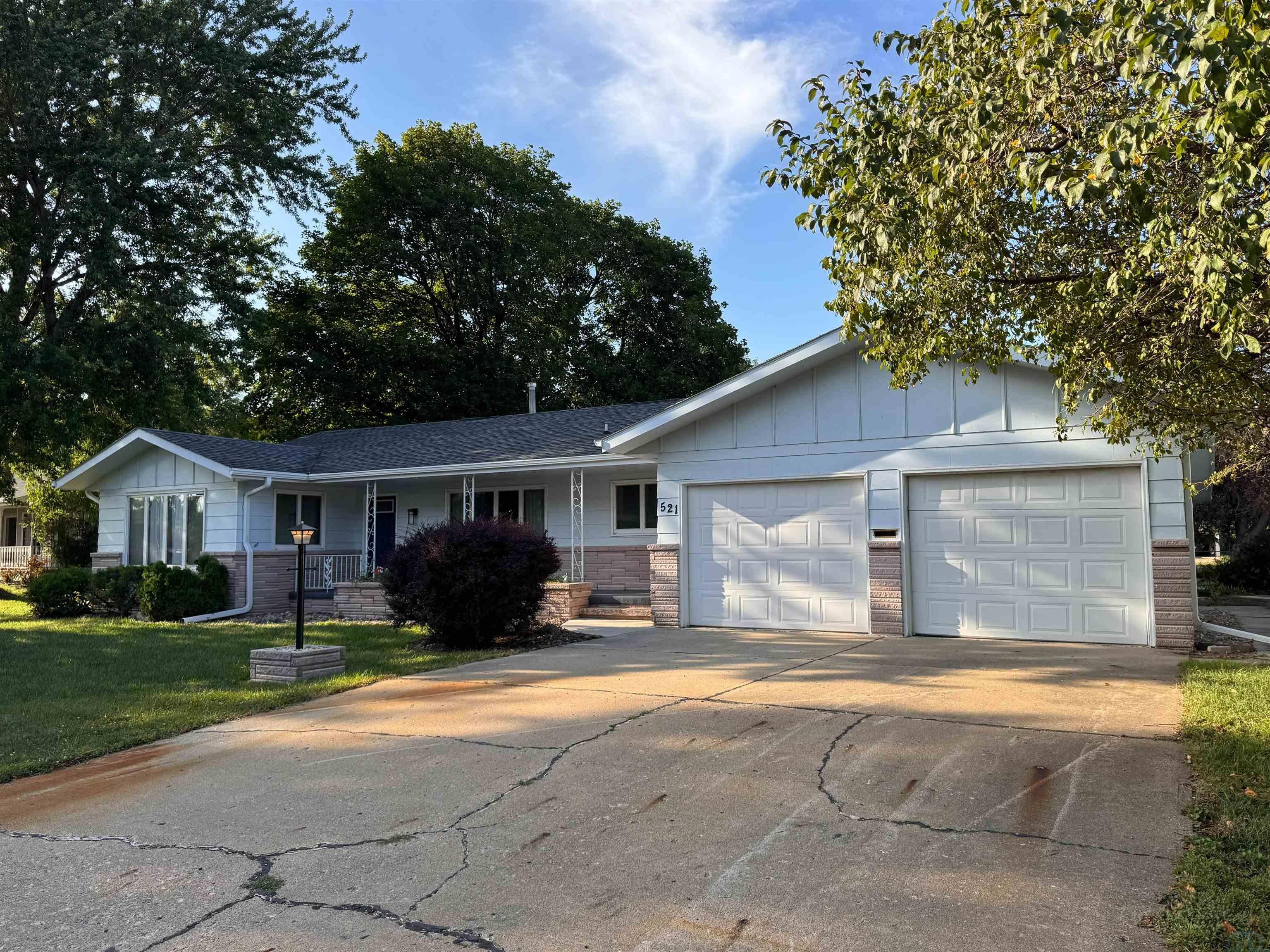 521 Douglas St - Photo 2