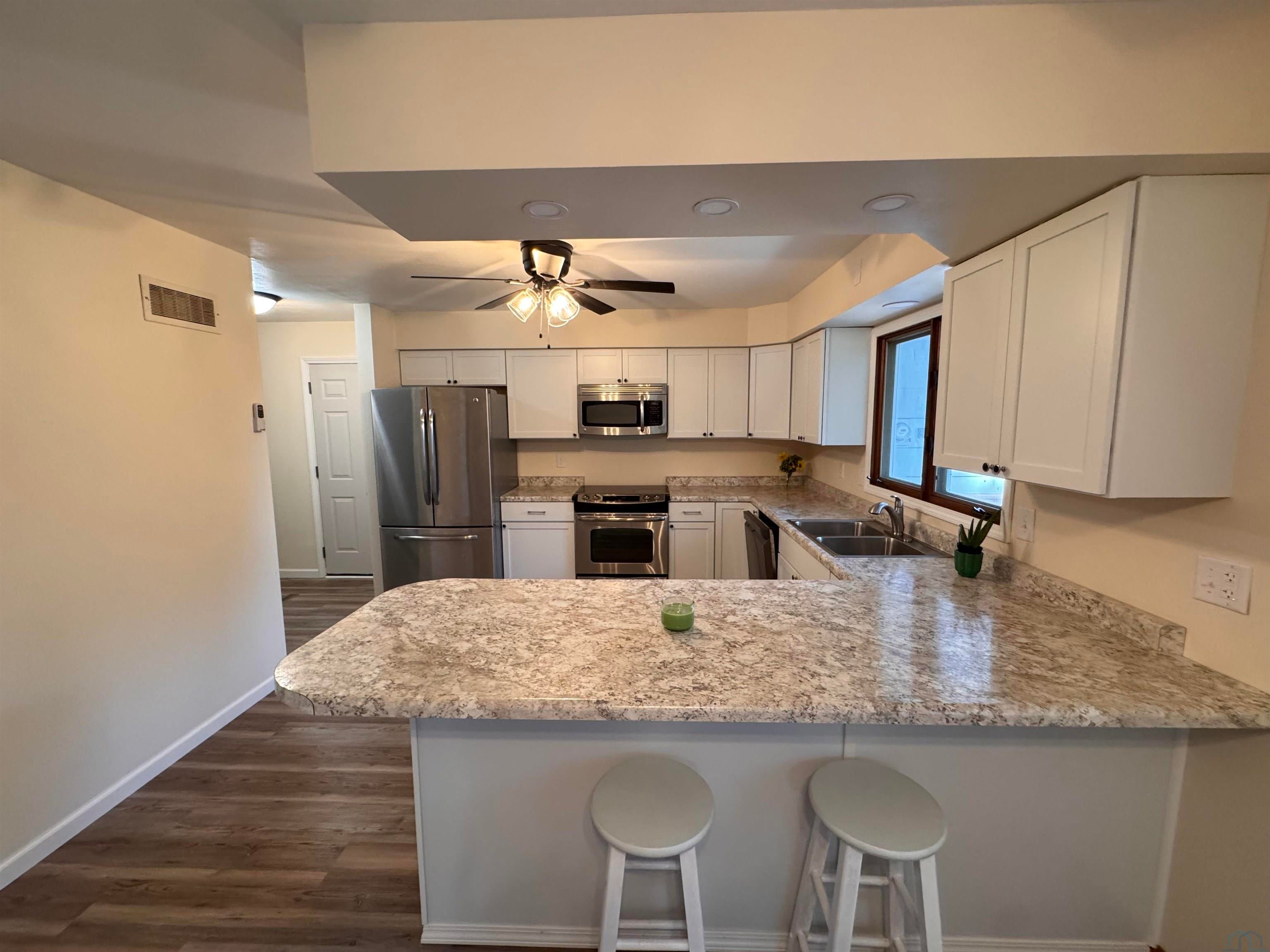 521 Douglas St - Photo 2