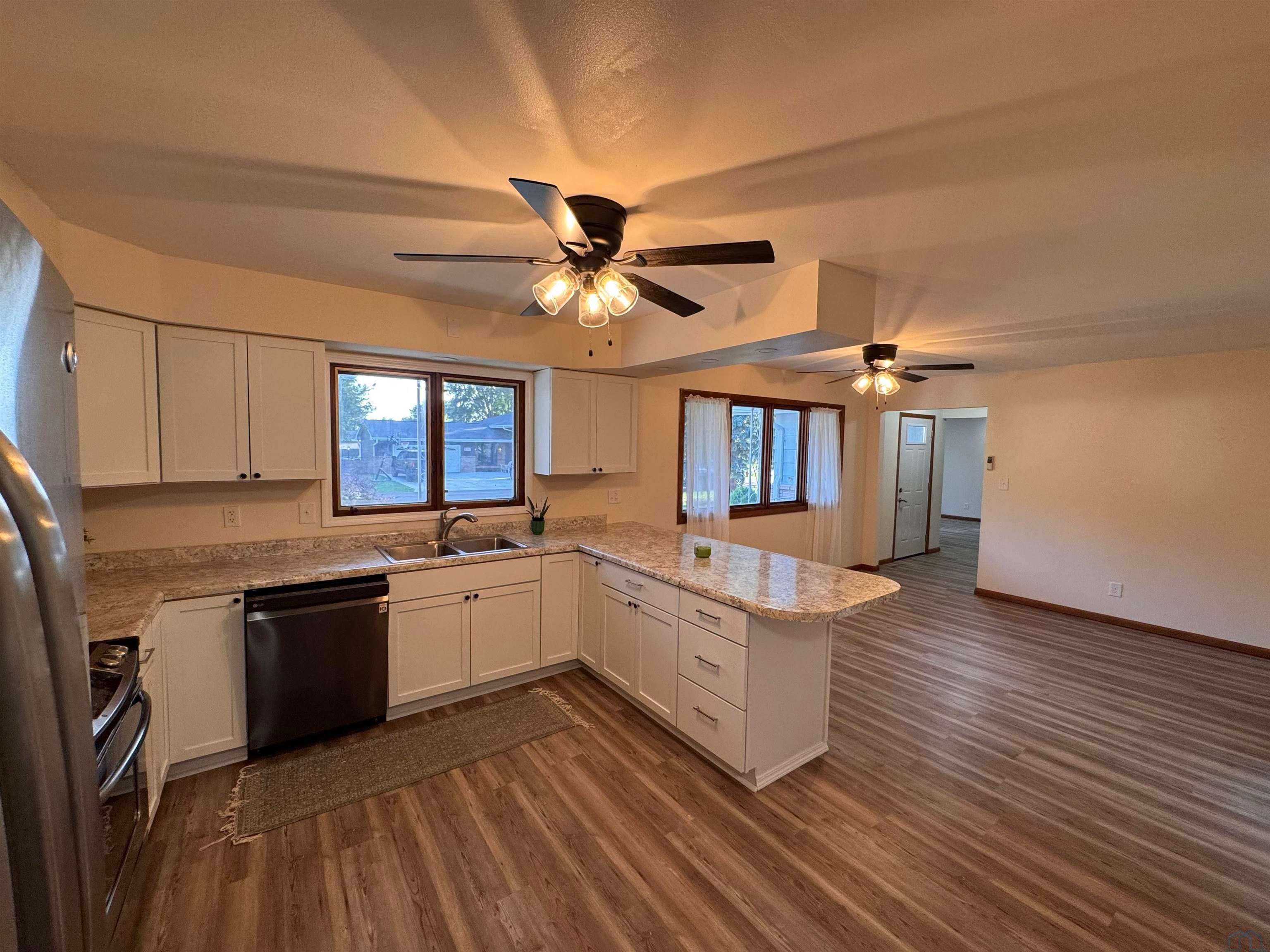 521 Douglas St - Photo 3