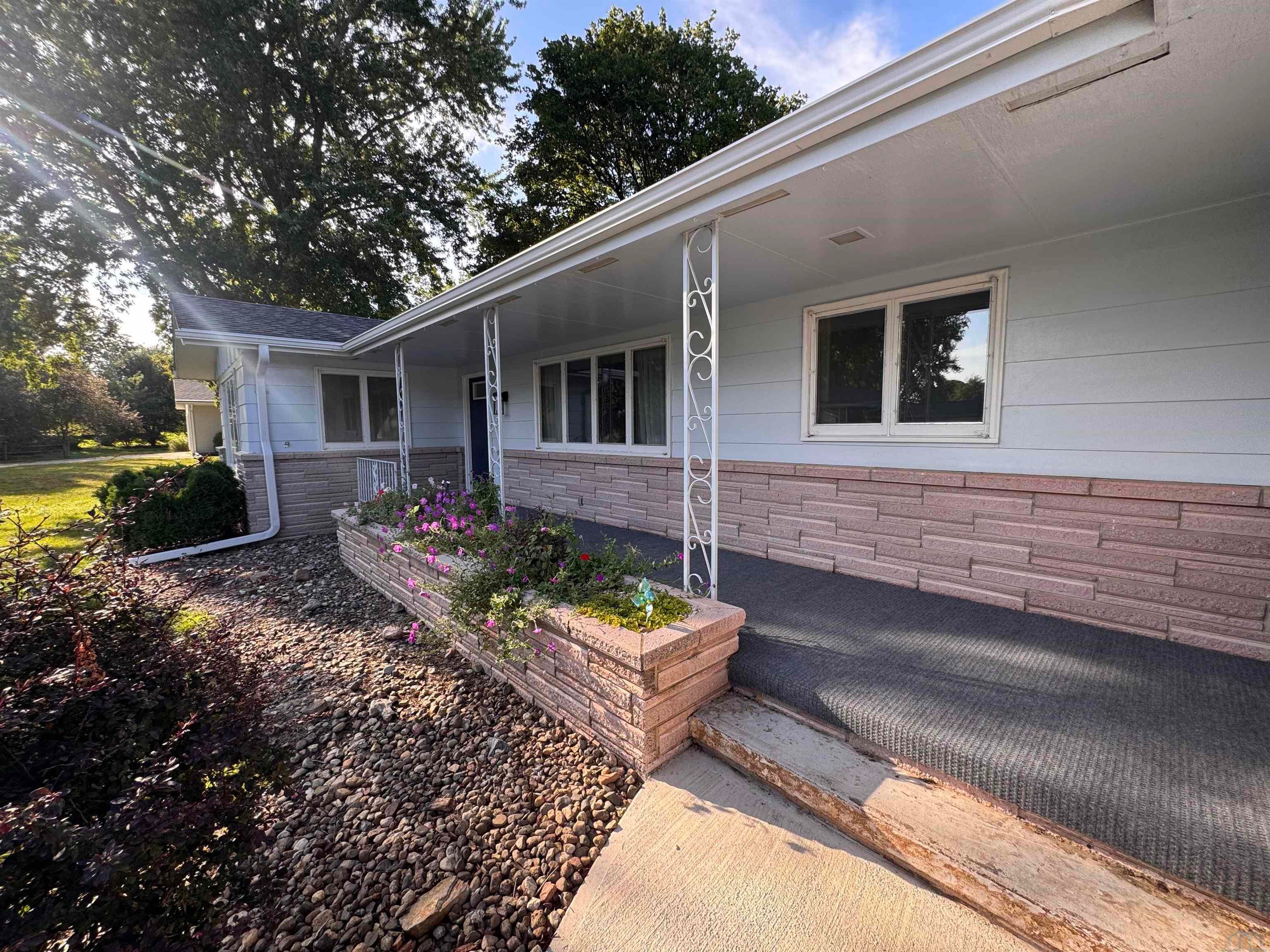 521 Douglas St - Photo 3