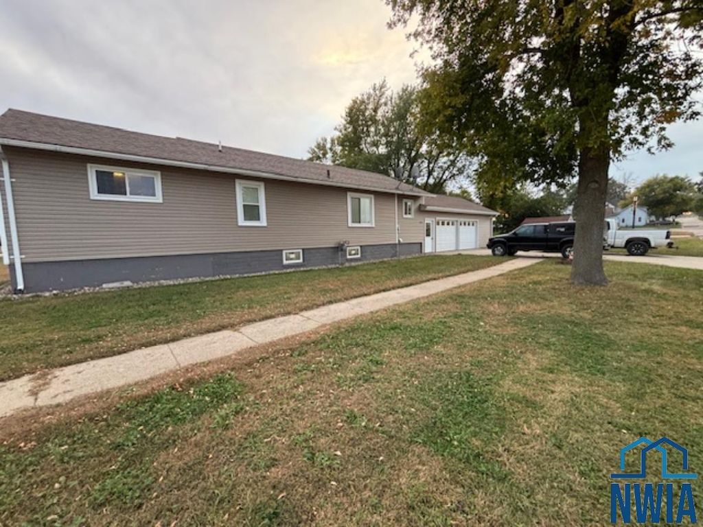 Photo of 1112 2nd Avenue, Alton, IA 51003 (MLS # 830510)