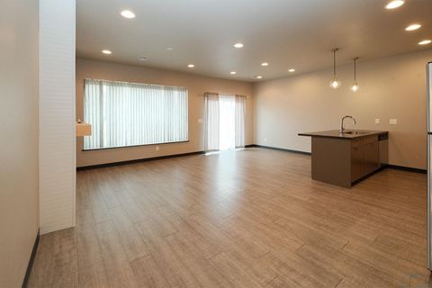 Tiny photo for 710 12th Street NE, Unit #4 St, Sioux Center, IA 51250 (MLS # 831710)