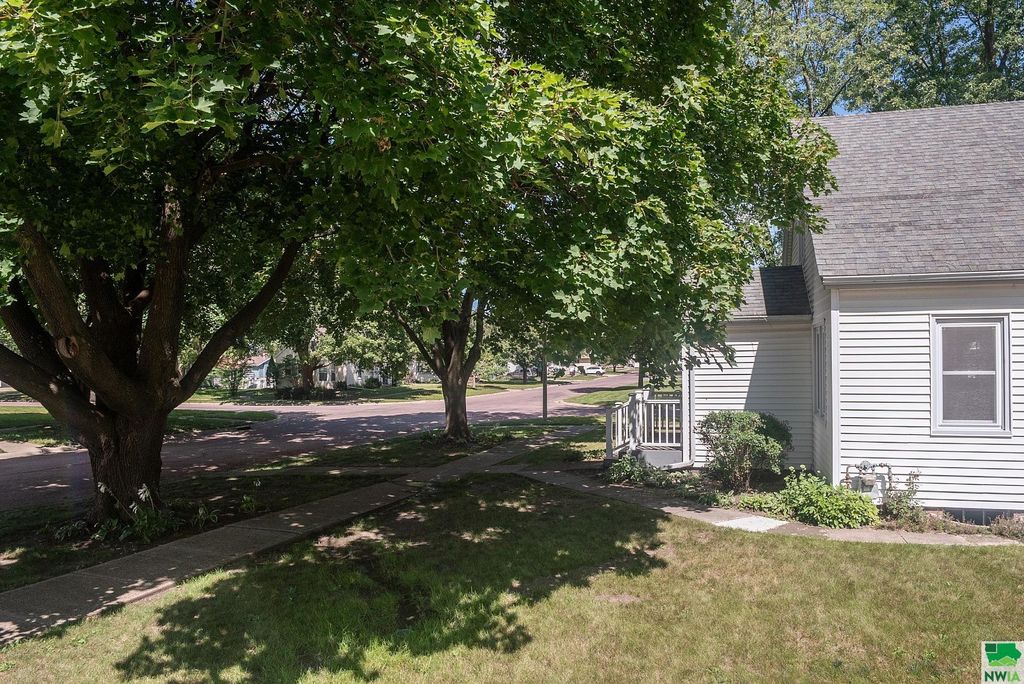 Photo of 220 4th St NW St, Orange City, IA 51041 (MLS # 830083)