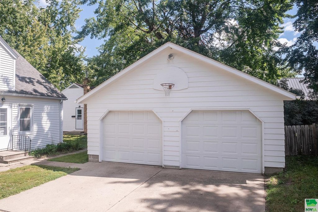 Photo of 220 4th St NW St, Orange City, IA 51041 (MLS # 830083)