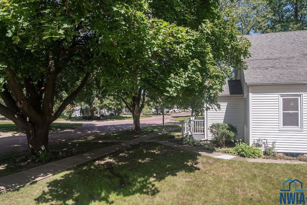 Photo of 220 4th St NW St, Orange City, IA 51041 (MLS # 830083)