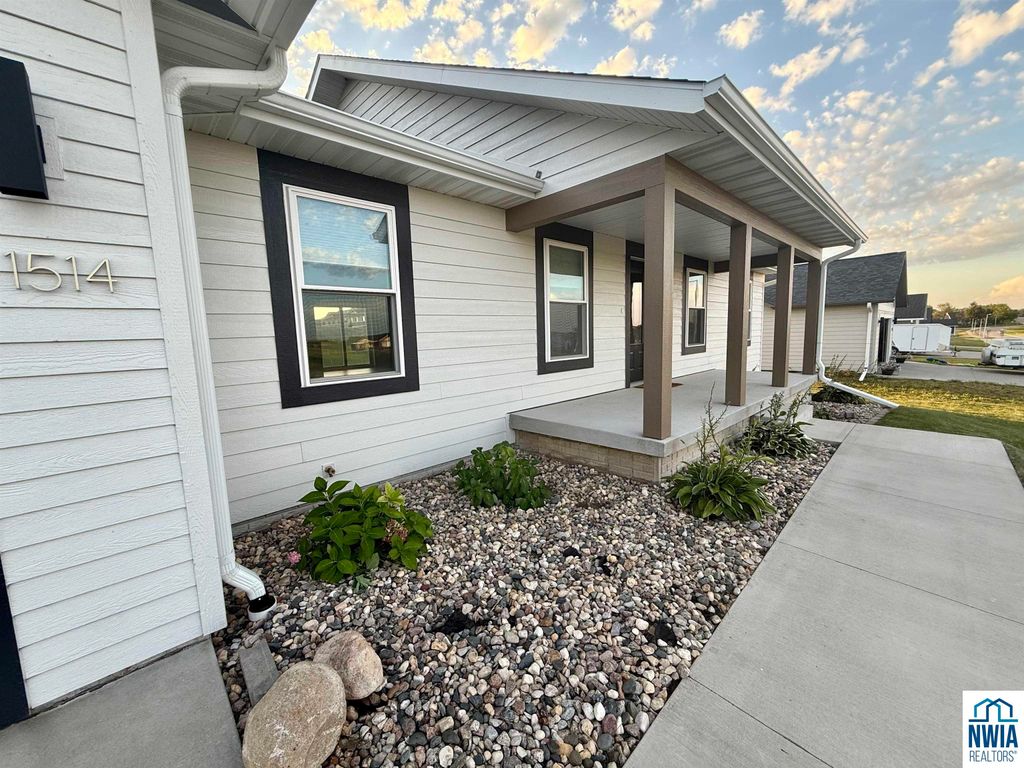 Photo of 1514 Lincoln Pl SE Pl, Orange City, IA 51041 (MLS # 828206)