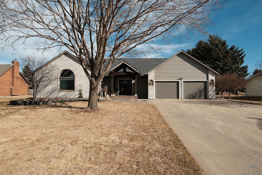 Photo of 920 2nd Avenue NE Ave, Sioux Center, IA 51250 (MLS # 831880)