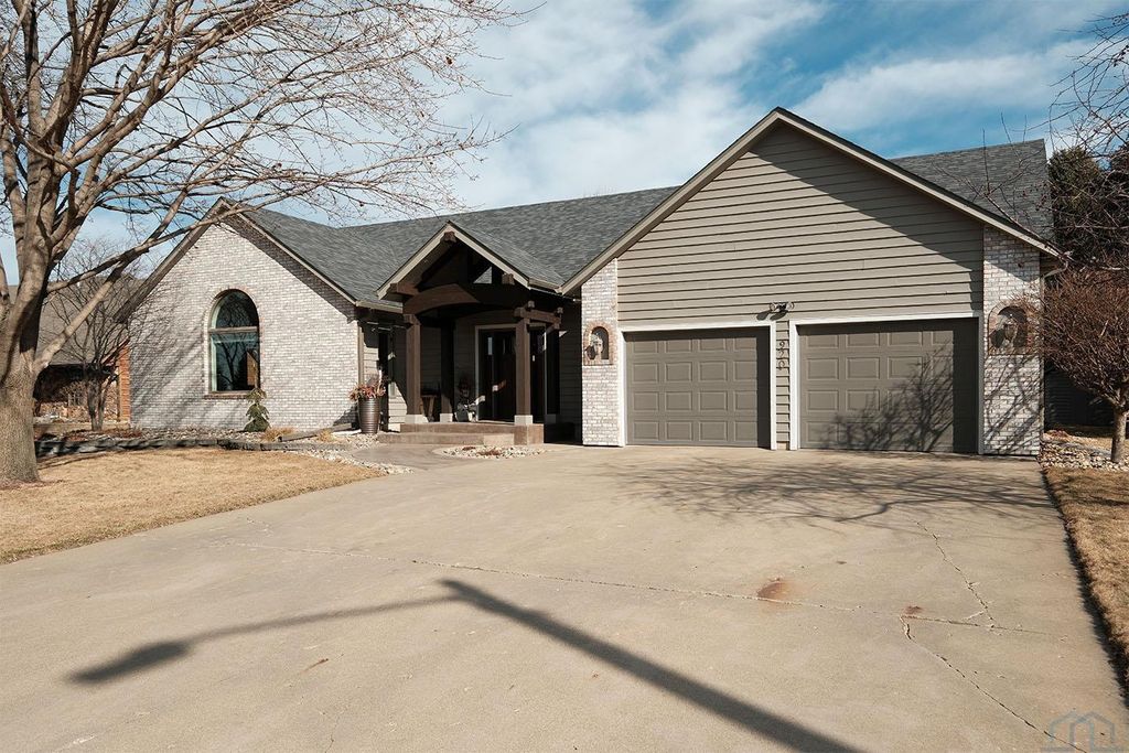 Photo of 920 2nd Avenue NE Ave, Sioux Center, IA 51250 (MLS # 831880)