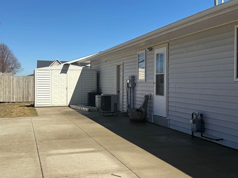 Tiny photo for 847 8th Ave NW Ave, Sioux Center, IA 51250 (MLS # 832201)