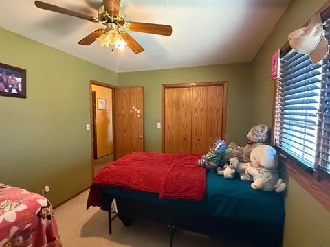 Tiny photo for 847 8th Ave NW Ave, Sioux Center, IA 51250 (MLS # 832201)