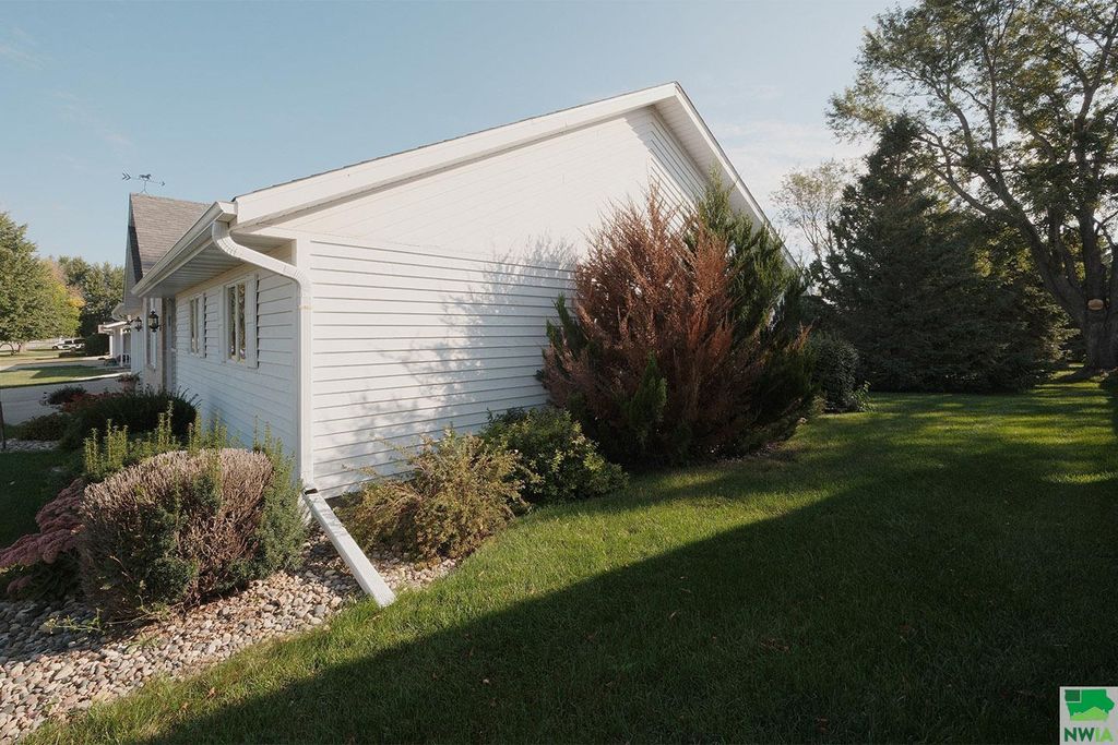 Photo of 1792 2nd Ave SE Ave, Sioux Center, IA 51250 (MLS # 830441)