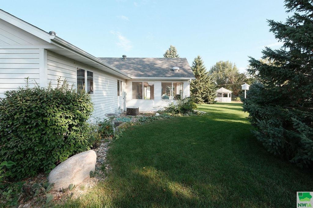 Photo of 1792 2nd Ave SE Ave, Sioux Center, IA 51250 (MLS # 830441)