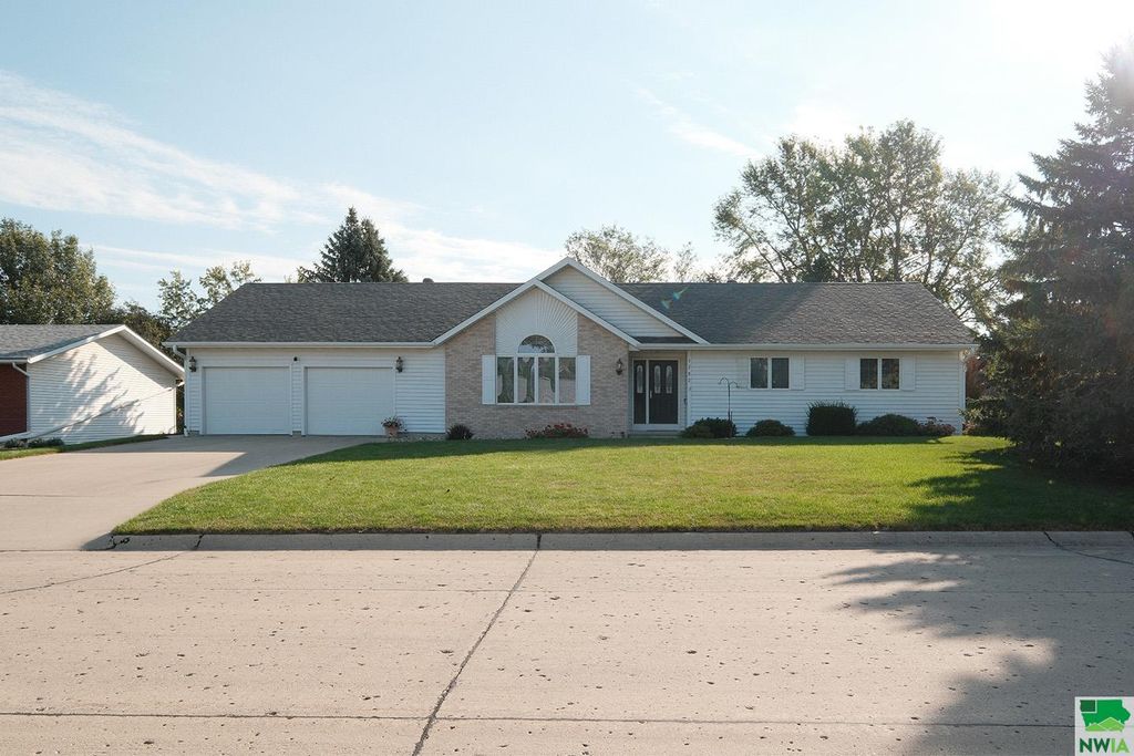 Photo of 1792 2nd Ave SE Ave, Sioux Center, IA 51250 (MLS # 830441)