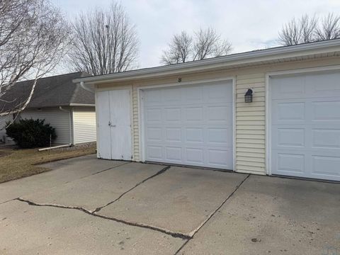 Tiny photo for 604 2nd St SE #4, Orange City, IA 51041 (MLS # 832139)