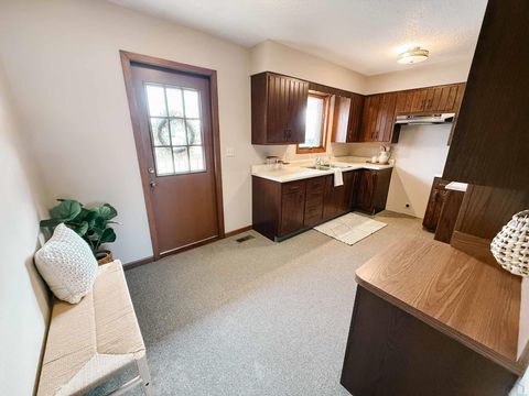 Tiny photo for 604 2nd St SE #4, Orange City, IA 51041 (MLS # 832139)