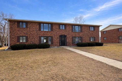 Tiny photo for 604 2nd St SE #4, Orange City, IA 51041 (MLS # 832139)