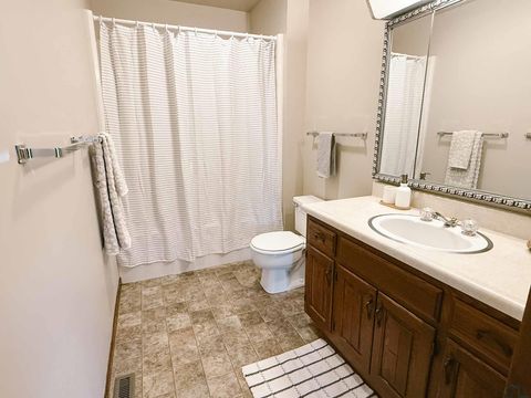 Tiny photo for 604 2nd St SE #4, Orange City, IA 51041 (MLS # 832139)