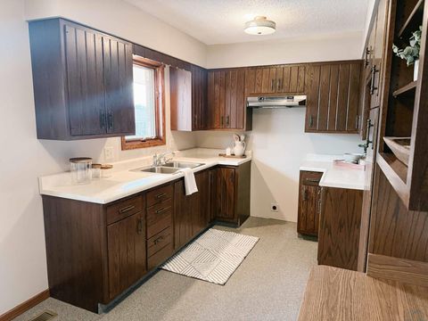 Tiny photo for 604 2nd St SE #4, Orange City, IA 51041 (MLS # 832139)