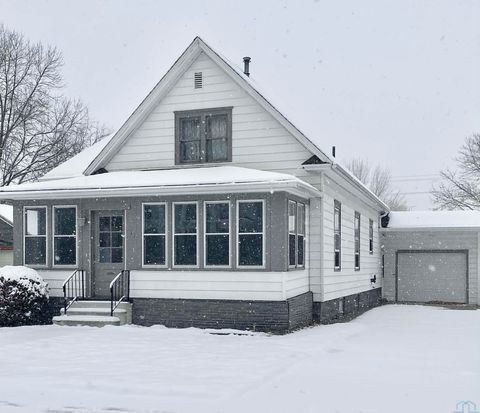Photo of 911 10th Street, Sheldon, IA 51201 (MLS # 829369)