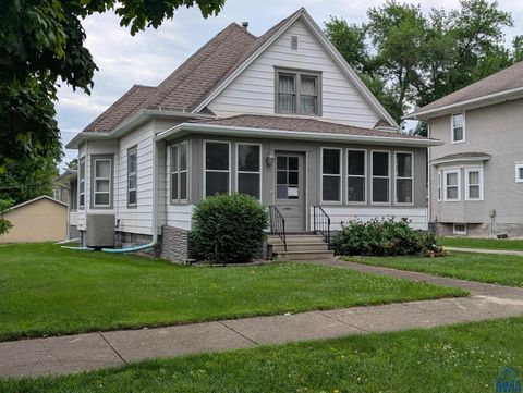 Tiny photo for 911 10th Street, Sheldon, IA 51201 (MLS # 829369)
