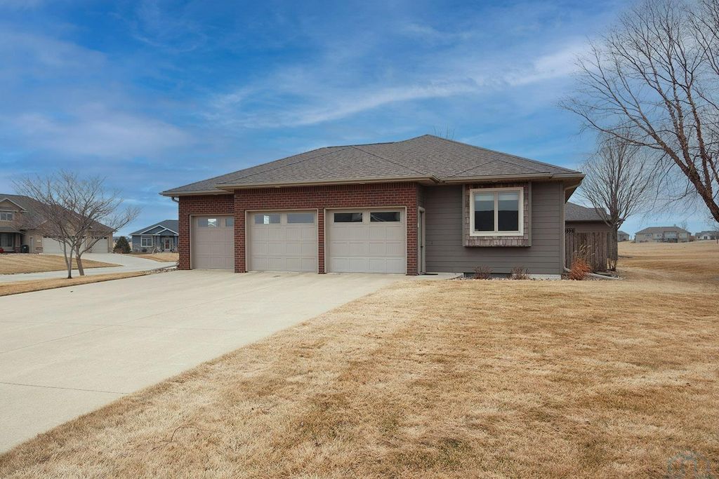 Photo of 2118 Pinehurst Ct, Sioux Center, IA 51250 (MLS # 832006)