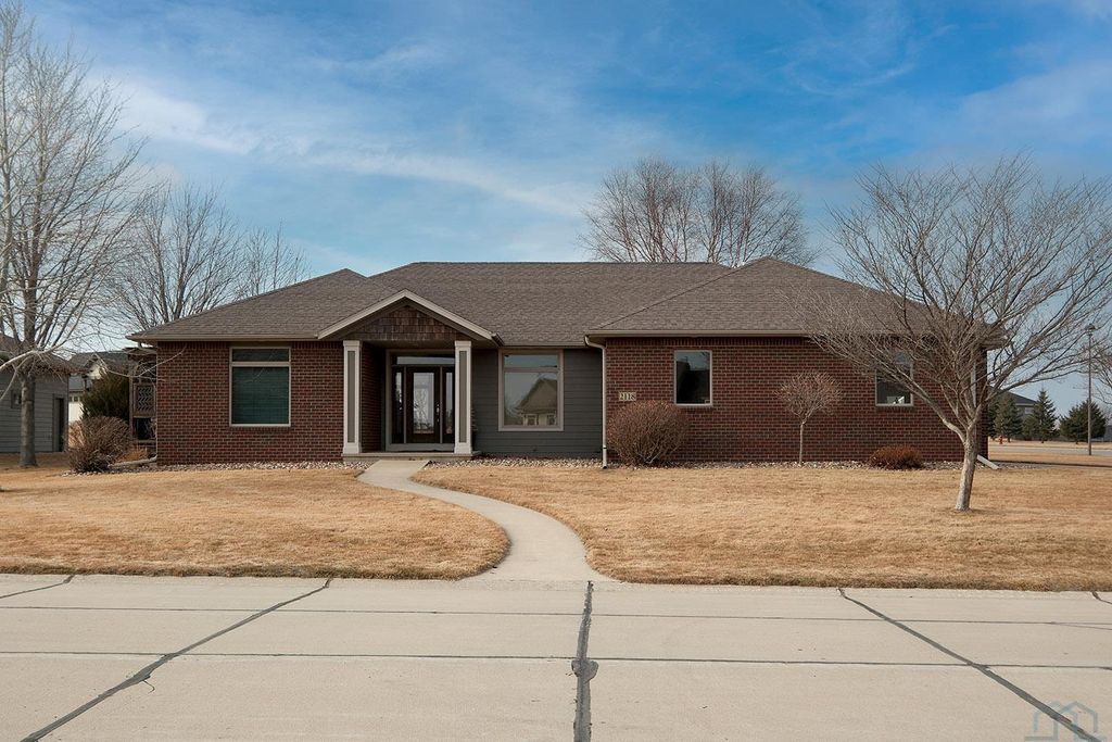 Photo of 2118 Pinehurst Ct, Sioux Center, IA 51250 (MLS # 832006)