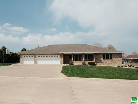 Photo of 544 13th Street Circle SE Cir, Sioux Center, IA 51250 (MLS # 828491)