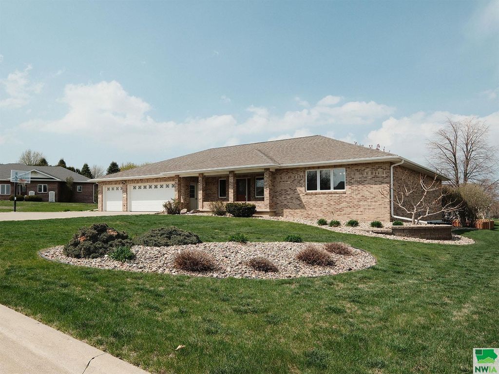 Photo of 544 13th Street Circle SE Cir, Sioux Center, IA 51250 (MLS # 828491)