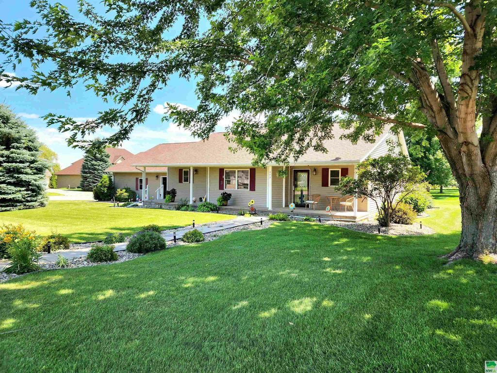 Photo of 473 14th St. SE St, Sioux Center, IA 51250 (MLS # 829379)