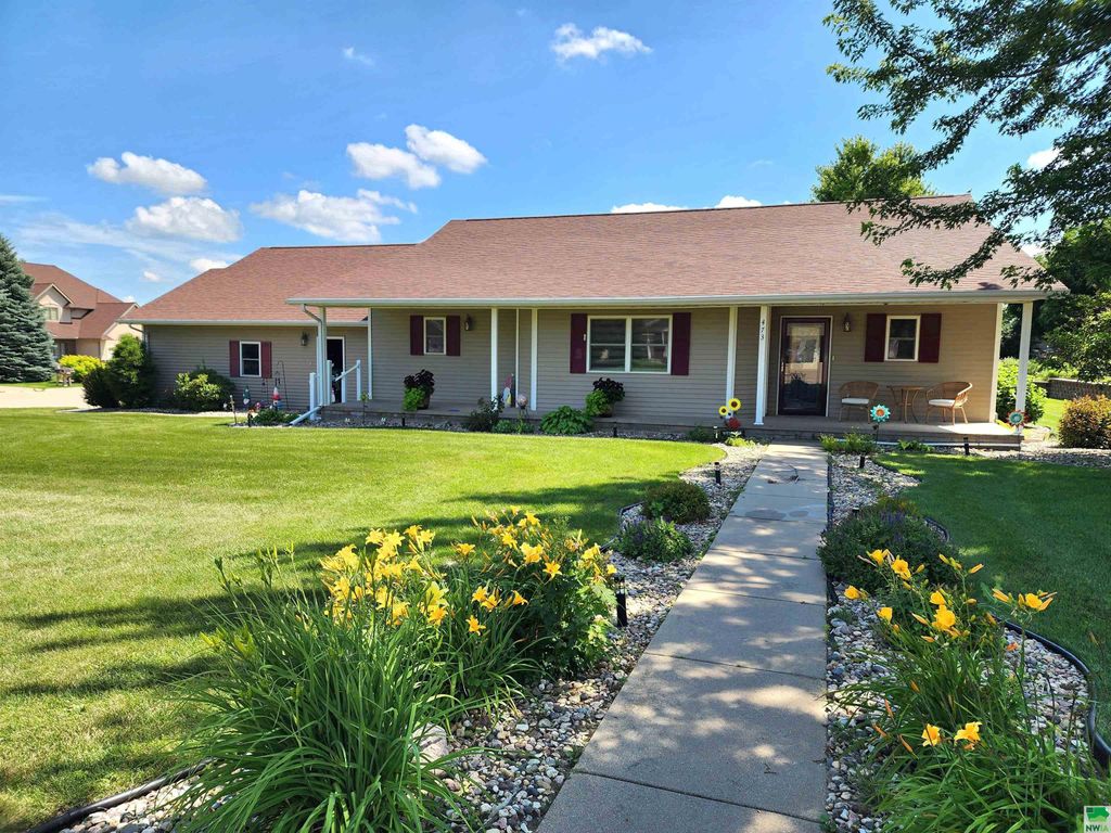 Photo of 473 14th St. SE St, Sioux Center, IA 51250 (MLS # 829379)
