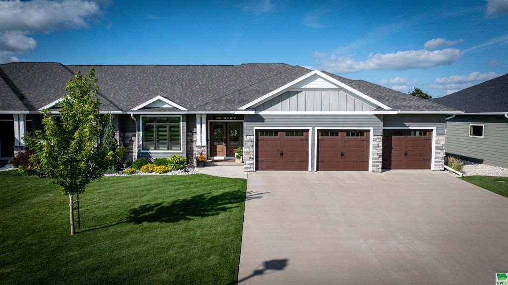Photo of 2610 Ridge Rd, Sioux Center, IA 51250 (MLS # 829723)