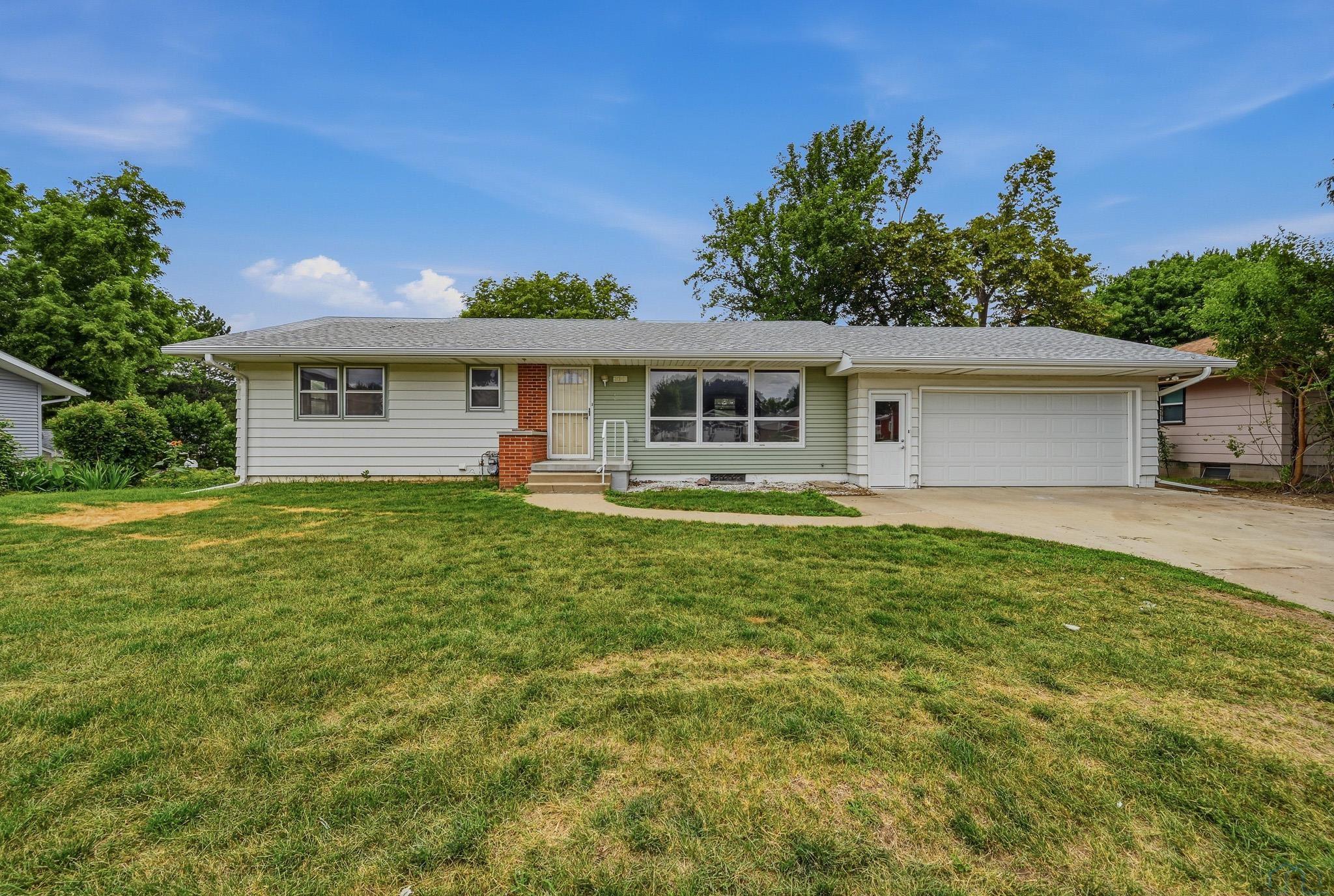 Photo 1 of 36 — 3311 S Lakeport, Sioux City, IA 51106