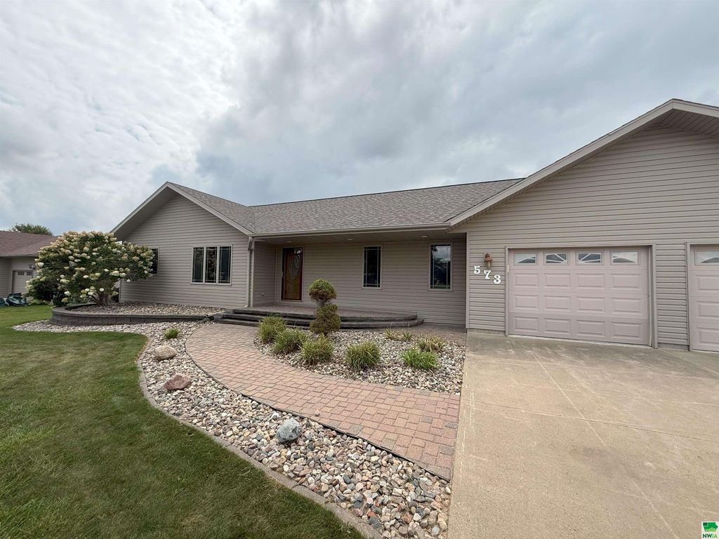 Photo of 573 14th St SE St, Sioux Center, IA 51250 (MLS # 830138)
