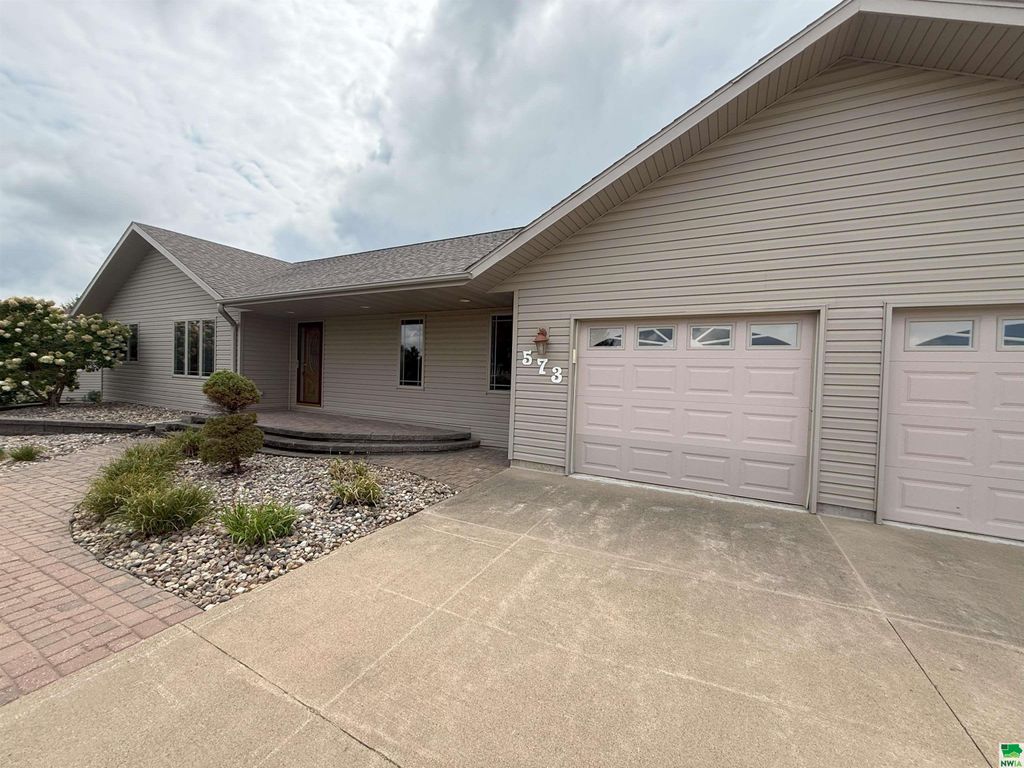 Photo of 573 14th St SE St, Sioux Center, IA 51250 (MLS # 830138)