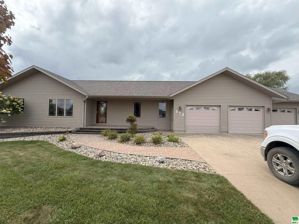 Photo of 573 14th St SE St, Sioux Center, IA 51250 (MLS # 830138)