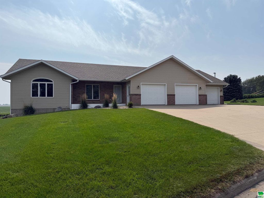 Photo of 127 Pleasant View Drive, Ireton, IA 51027 (MLS # 830165)