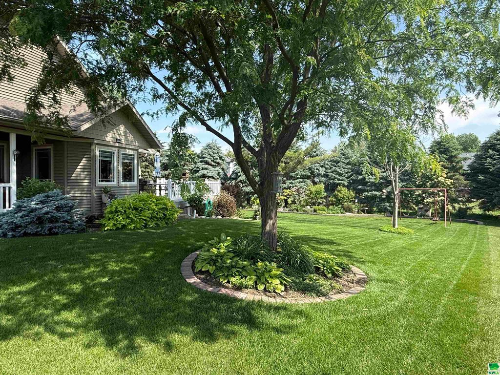 Photo of 540 6th St. NW St, Sioux Center, IA 51250 (MLS # 829146)