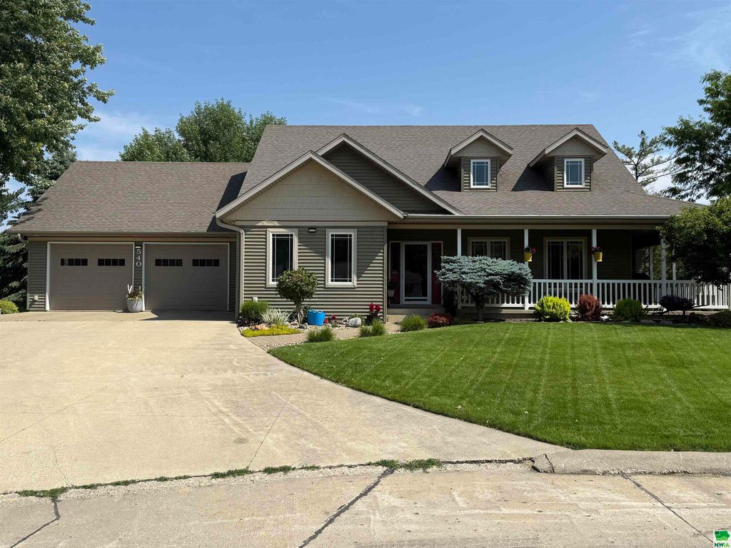 Photo of 540 6th St. NW St, Sioux Center, IA 51250 (MLS # 829146)