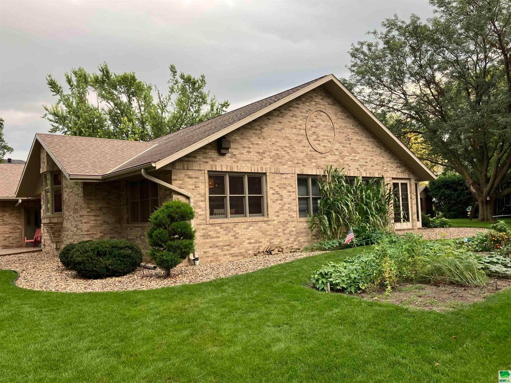 Photo of 206 4th Ave N Ave, Hospers, IA 51238 (MLS # 829913)