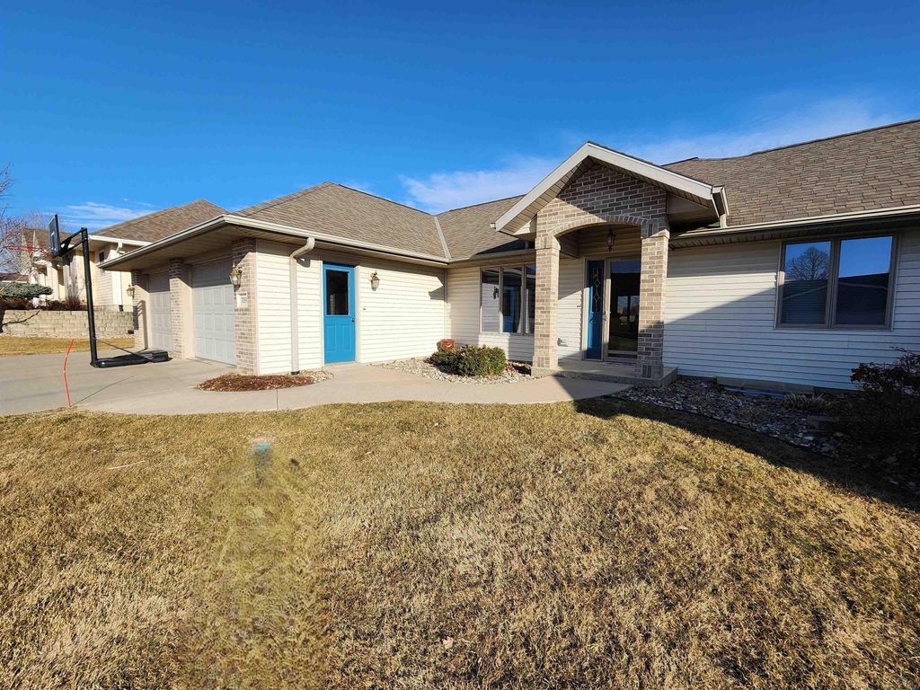 Photo of 709 9th St SE St, Orange City, IA 51041 (MLS # 832101)