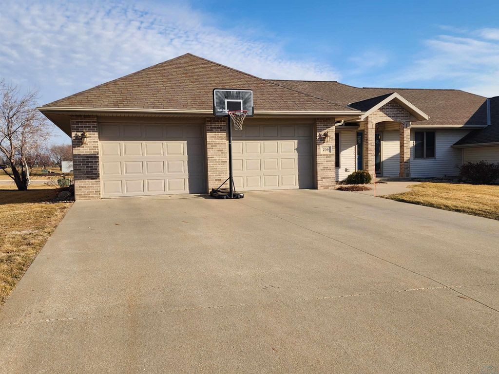 Photo of 709 9th St SE St, Orange City, IA 51041 (MLS # 832101)