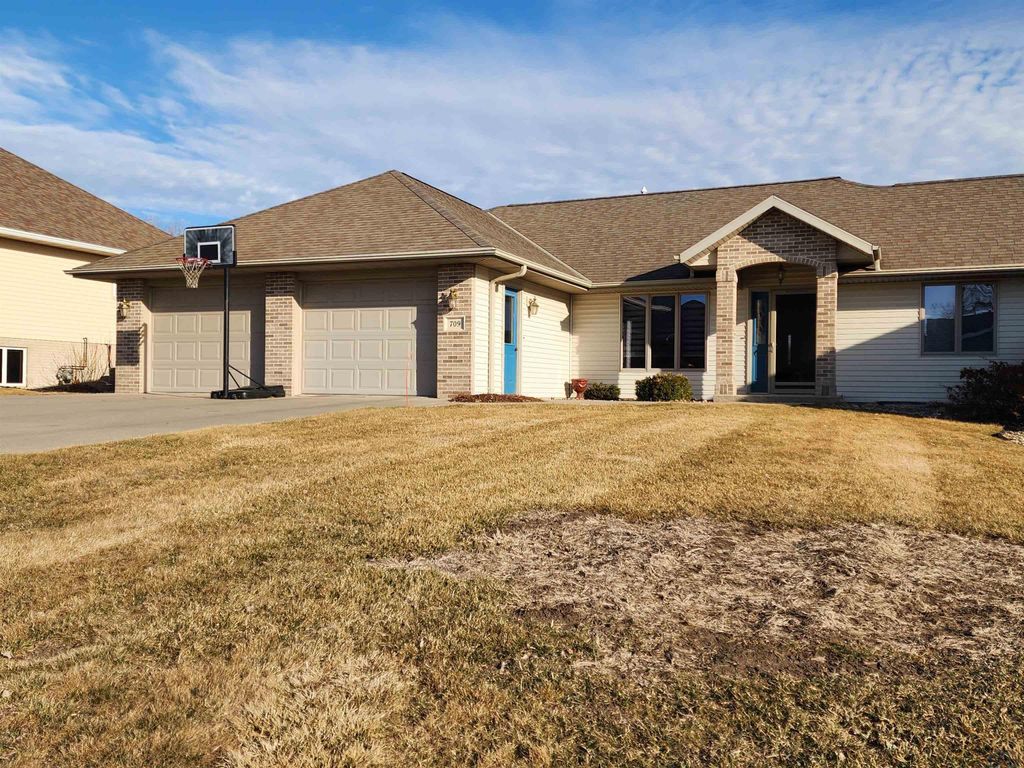 Photo of 709 9th St SE St, Orange City, IA 51041 (MLS # 832101)